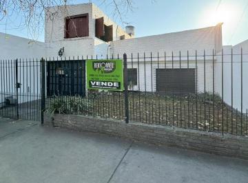 Casa · 150m² · 4 Ambientes · 2 Cocheras · Casa a La Venta en Merlo