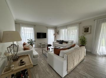 Casa · 238m² · 5 Ambientes · Casa en Alquiler Temporario en B. Rumenco