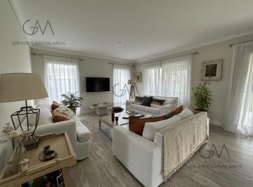 Casa · 238m² · 5 Ambientes · Casa en Alquiler Temporario en B. Rumenco