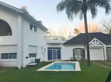 Casa · 400m² · 5 Ambientes · 3 Cocheras · Divina Casa en "El Casco Country Club", Zárate.