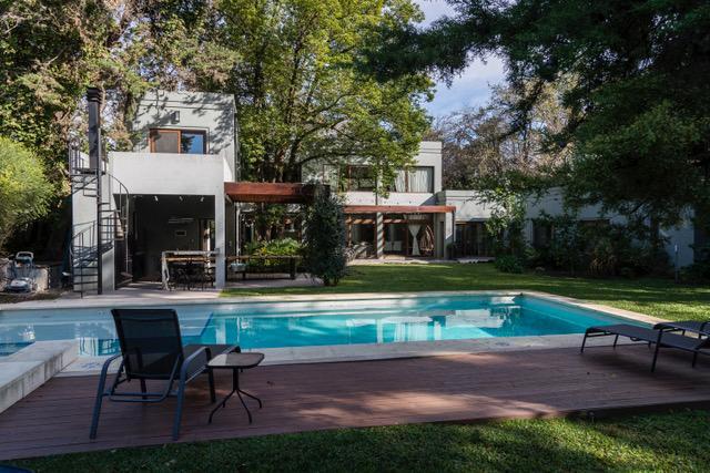 Casa · 375m² · 4 Ambientes · 2 Cocheras