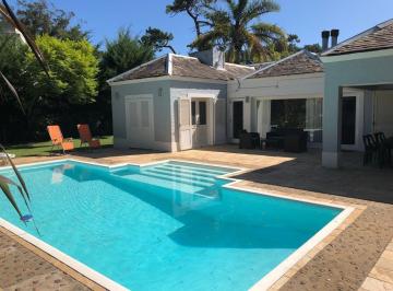 Casa · 250m² · 7 Ambientes · 4 Cocheras · Casa con Amplio Jardín, Piscina y Cerca del Mar.