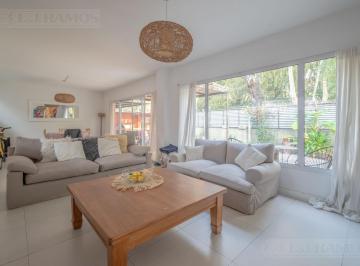 Casa · 112m² · 3 Ambientes · 2 Cocheras · Muy Lindo Triplex con Jardín en Punta Chica
