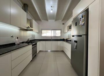 Casa · 120m² · 4 Ambientes · 1 Cochera · Casa en Venta en Lujan