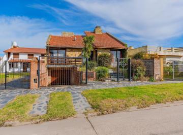 Casa · 195m² · 5 Ambientes · 1 Cochera · Chalet en El Barrio Faro Norte
