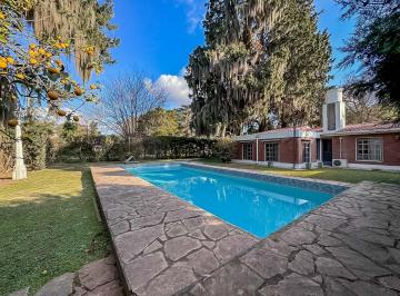 Casa · 131m² · 6 Ambientes · 1 Cochera · Venta/permuta - Casa - 3 Dorm. - Pileta - Funes.