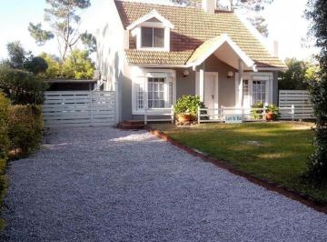 Casa · 120m² · 4 Ambientes · 1 Cochera · Casa en Alquiler de 3 Dorm. en La Barra