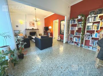 Casa · 342m² · 4 Ambientes · 1 Cochera · Chalet en Venta en Zona Barrio Pompeya. 3 Dorm., 2 Baños, Garage, Parque, Quincho