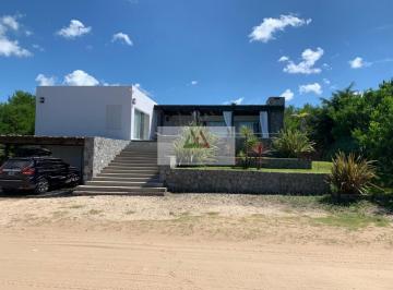 Casa · 200m² · 6 Ambientes · 2 Cocheras · Esplendida Casa en Barrio Ecuestre, Costa Esmeralda, Cerca de La Cancha de Polo.