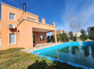 Casa · 200m² · 4 Ambientes · 1 Cochera · Casa en Venta en Vila Marina I, Villanueva, Tigre