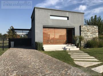 Casa · 140m² · 3 Ambientes · 3 Cocheras · Casa en Venta Sobre Lote en Esquina en Ayres Plaza - Kilometro 47 - Pilar