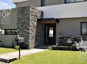 Casa · 200ha · 4 Ambientes · 2 Cocheras · Casa en Venta Ubicado en San Matias, Escobar, G. B. a. Zona Norte
