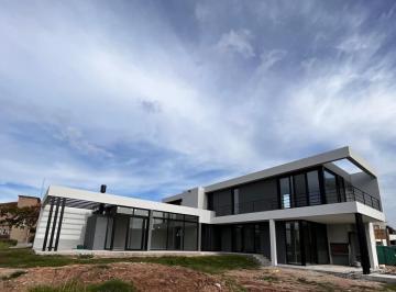 Casa · 245m² · 4 Ambientes · 2 Cocheras · Casa en Venta Ubicado en San Matias, Escobar, G. B. a. Zona Norte