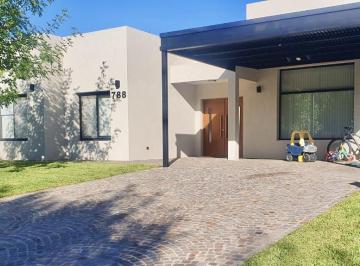 Casa · 205m² · 6 Ambientes · 2 Cocheras · Casa en Venta en San Matias