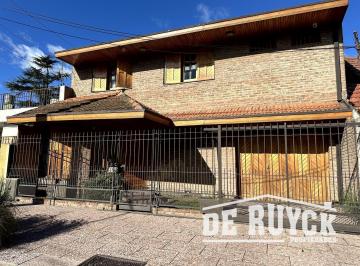 Casa · 242m² · 5 Ambientes · 2 Cocheras · Importante Chalet en Villa La Florida
