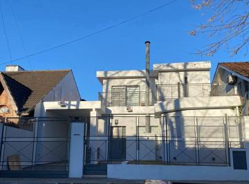 Casa · 200m² · 5 Ambientes · 1 Cochera · Casa - Castelar Norte