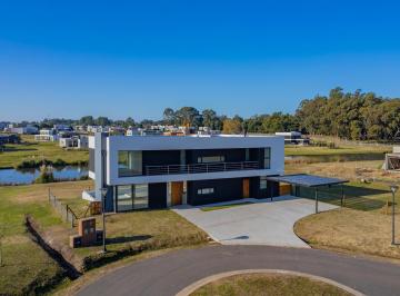 Casa · 267m² · 6 Ambientes · 2 Cocheras · Casa en Rumenco Joven a Estrenar