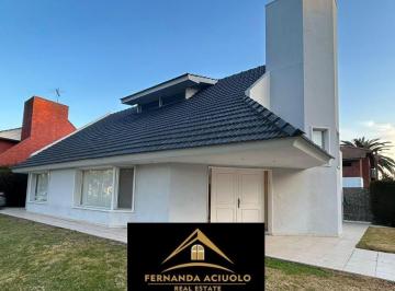 Casa · 180ha · 4 Ambientes · 2 Cocheras · Hermosa Casa en Venta en El Venado. Acepta Cuotas/ Financiación!
