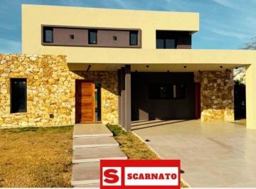 Casa · 210ha · 5 Ambientes · 1 Cochera · Venta de Casa en Terralagos Canning