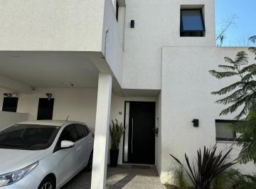 Casa · 107m² · 4 Ambientes · 1 Cochera · Duplex a La Venta en Ituzaingo Norte.