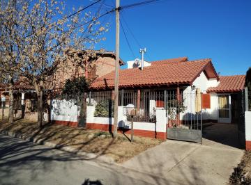 Frente propiedad · Hermoso Chalet 2 Plantas con Quincho en Barrio Residencial Mina Clavero