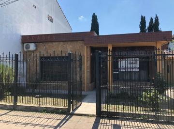 Casa · 105m² · 4 Ambientes · 3 Cocheras · Bajó Usd 35.000! 3 Dorm./ Cocheras/ Jardin *