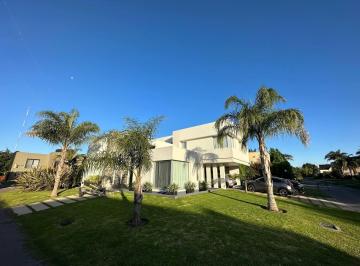 Casa · 400m² · 5 Ambientes · 1 Cochera · Venta de Casa Minimalista 4 Ambientes - Altos del Sol