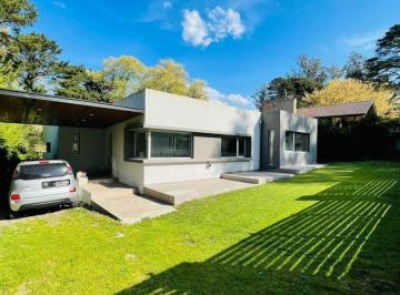 Casa · 135m² · 3 Ambientes · 1 Cochera · Casa de Tres Ambientes Moderna en Sierra de Los Padres