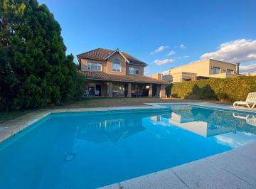 Casa · 230m² · 4 Ambientes · 3 Cocheras · Casa en Alquiler: Altos del Sol: 5 Ambientes