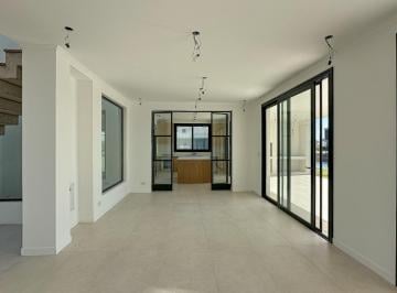 Casa · 233m² · 6 Ambientes · 3 Cocheras · Casa a La Venta Al Agua en Barrio Santa Ana