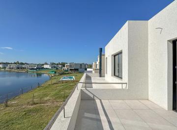 Casa · 233m² · 6 Ambientes · 3 Cocheras · Casa a La Venta Al Agua en Barrio Santa Ana