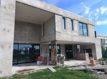 Casa · 245m² · 5 Ambientes · 2 Cocheras · Casa 5 Ambientes con Cochera, Parrilla, Azotea y Vista a La Laguna - Barrio San Matias