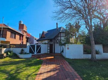 Casa · 159m² · 5 Ambientes · 1 Cochera · En Venta. Chalet de 5 Ambientes en Dos Plantas. Parque Luro.