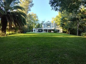Casa · 310m² · 6 Ambientes · 2 Cocheras · Casa Única Excelente Ubicación Impecable Estado en 1 Lote de 1.080 m²