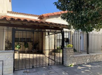 Casa · 130m² · 4 Ambientes · 1 Cochera · Chalet en Venta 4 Amb. C/ Fondo y Terraza - Ramos Mejia Sur
