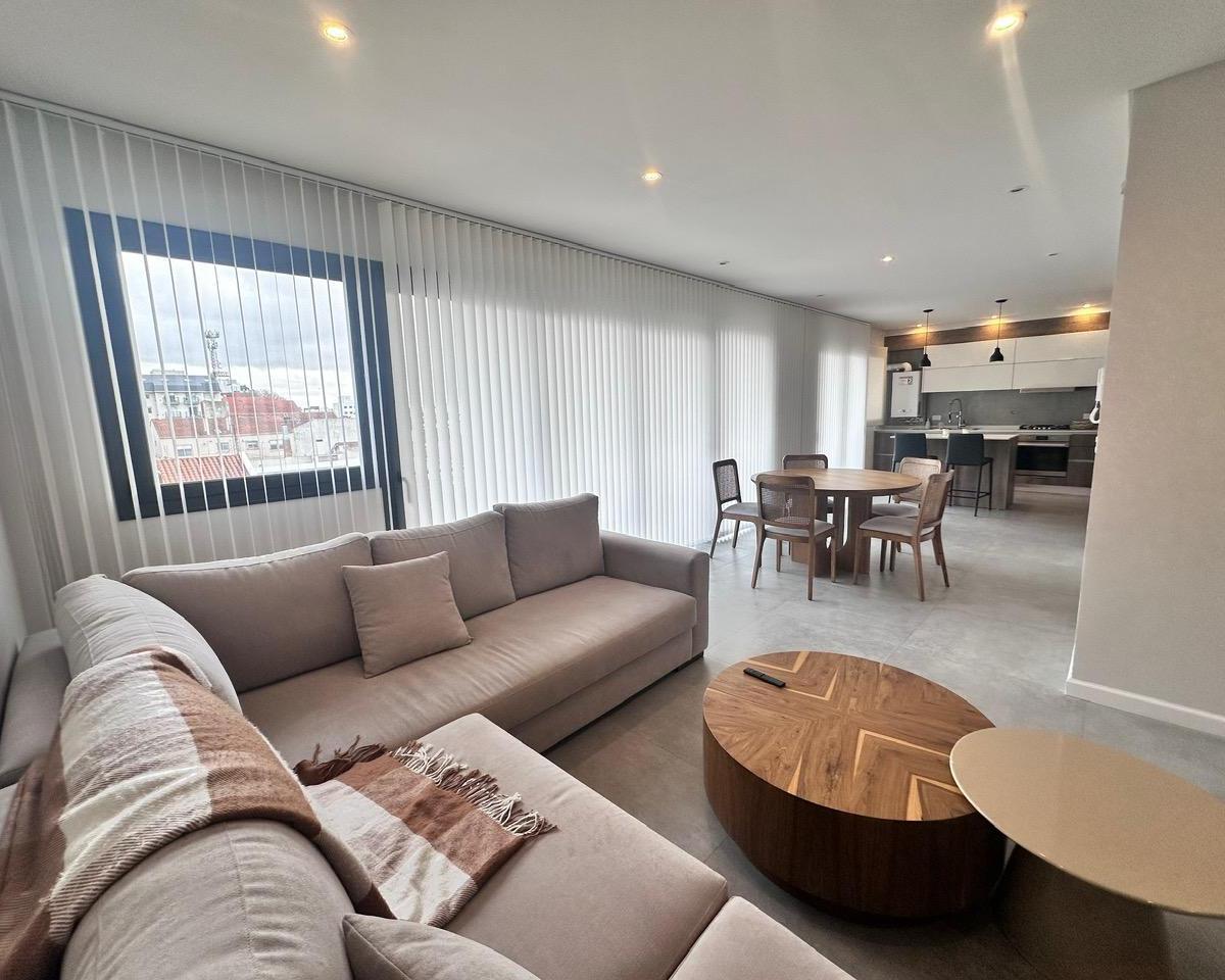 Ubicado en zona guemes. Vereda de sol. Edificio solo de cuatro exclusivos Pisos. Palier privado. Cómodo living y comedor en L con amplios ventanales.