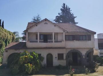 Casa · 283m² · 22 Ambientes · 1 Cochera · Casona en Unquillo, Pleno Centro, Gran Terreno