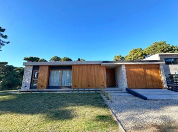 Casa · 210m² · 3 Dormitorios · 1 Cochera · Barrio Pioneros - Pinamar - Casa de Categoria