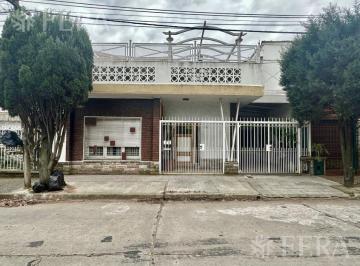 Casa · 73m² · 3 Ambientes · 1 Cochera · Venta Casa de 3 Ambientes con Cochera en Bernal