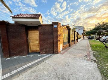 Casa · 140m² · 4 Ambientes · 2 Cocheras · Casa con 3 Dorm, Garage, Quincho y Pileta - Oportunidad