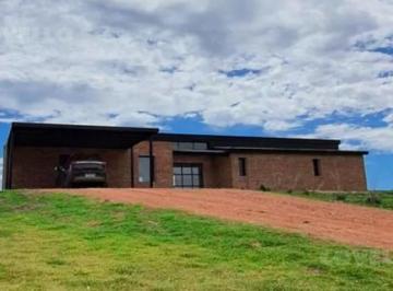 Casa · 170m² · 4 Ambientes · 2 Cocheras · Venta Casa de 3 Dorm. en Barrio Privado Carmelo Golf
