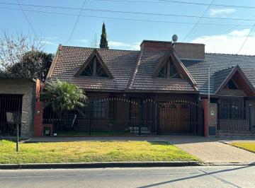 Casa · 169m² · 4 Ambientes · Casa Chalet en Venta en Quilmes Oeste, Quilmes, G. B. a. Zona Sur