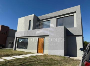 Casa · 175m² · 4 Ambientes · 1 Cochera · Casa en Venta en Acacias con Pileta, Puertos, Escobar