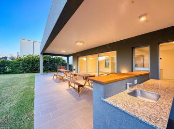 Casa · 160m² · 5 Ambientes · 2 Cocheras · Venta/ Permuta - Casa - 3 Dorm. - Pileta - Puerto Roldán Apto Credito