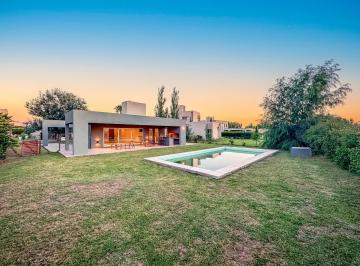 Casa · 160m² · 5 Ambientes · 2 Cocheras · Venta/ Permuta - Casa - 3 Dorm. - Pileta - Puerto Roldán