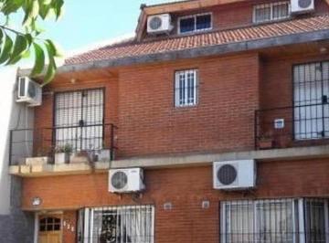 Casa · 85m² · 4 Ambientes · 3 Cocheras · Triplex Al Frente 4 Ambientes con Cochera y Patio