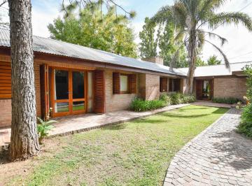 Casa · 390m² · 5 Ambientes · 2 Cocheras · Casa en Venta en City Bell