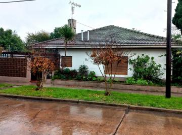 Casa · 88m² · 3 Ambientes · 2 Cocheras · Casa Chalet en Venta en Adrogué, Almirante Brown, G. B. a. Zona Sur