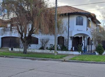 Casa · 280m² · 4 Ambientes · 2 Cocheras · Esplendida Casa de Estilo Colonial en Divino Rostro