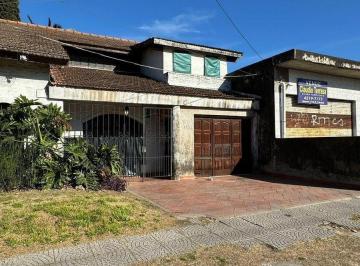 Casa · 350m² · 5 Ambientes · 1 Cochera · Chalet con Local Comercial en Venta en R. Calzada